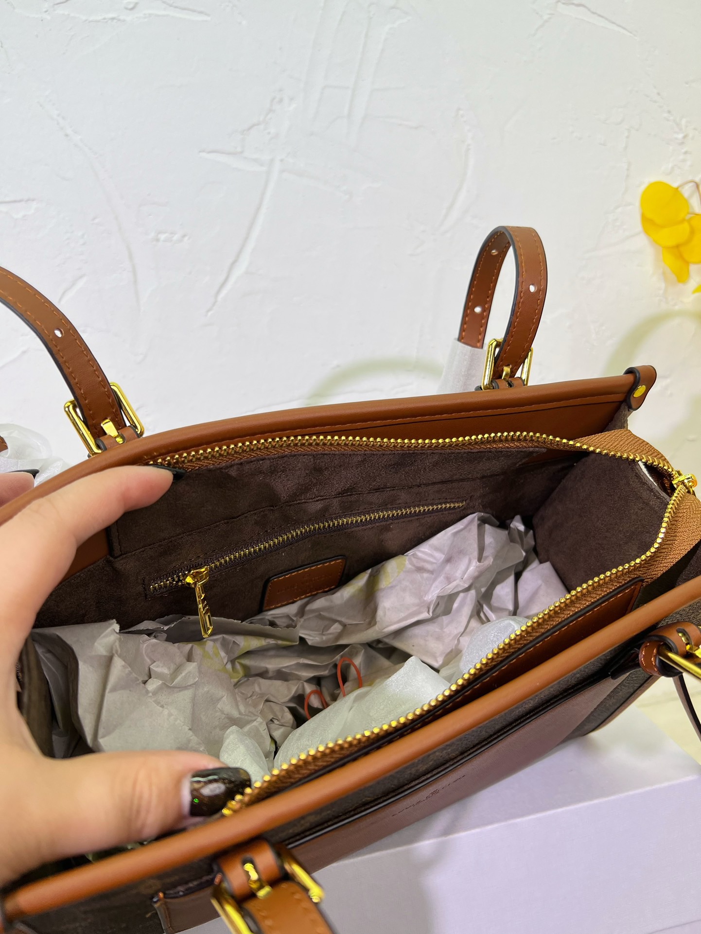 【L&V】ショルダーバッグは斜め掛けも可能 - 画像 (4)