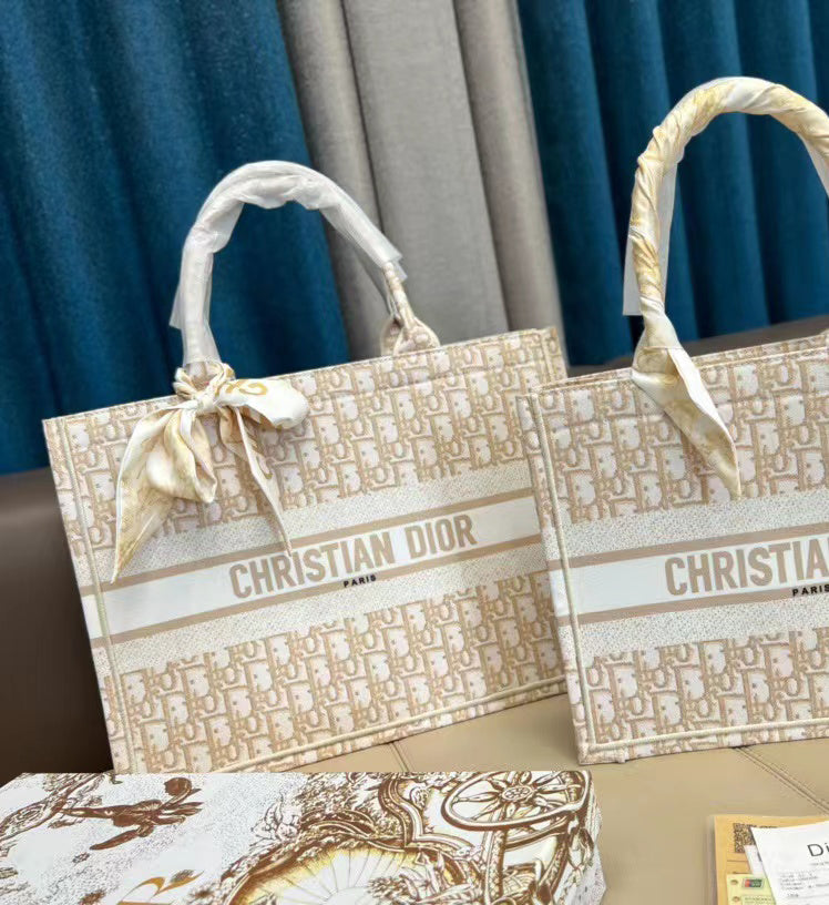 Dior#新作 プラチナ刺繍SS22 D BOOK TOTE バッグ【送料無料】 - 画像 (5)