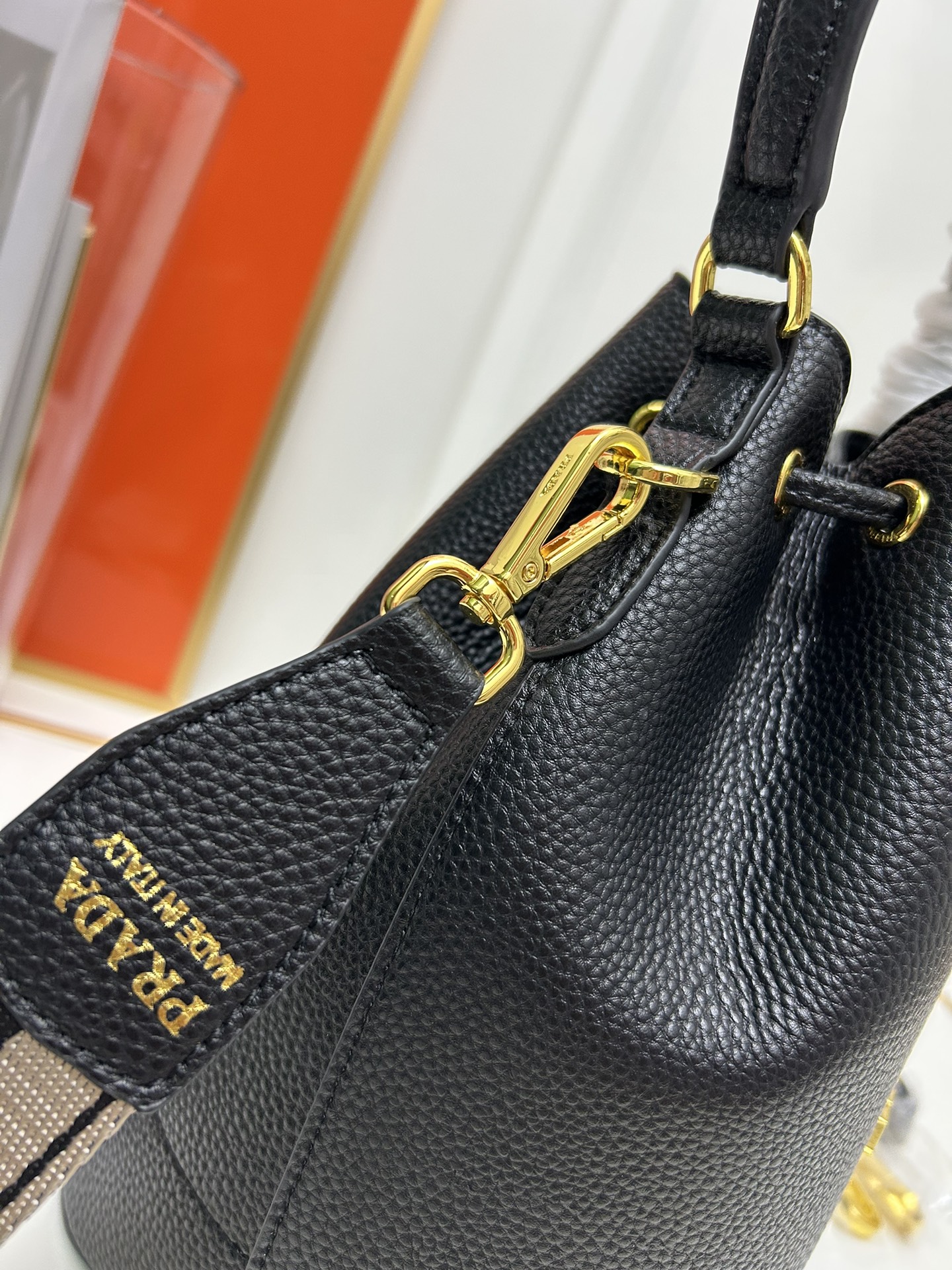 【PRADA 公式旗艦店】プラダ ハンドバッグ 当日出荷 好評に付き再入荷!21*25*15CM - 画像 (5)